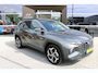 Hyundai Tucson 1.6 T-GDI PHEV Comfort Smart 4WD | Stoelverwarming voor| Stuurwielverwarmig | Navigatie | Climate Control | Achteruitrijcamera | Airco (automatisch) | Apple Carplay/Android Auto|telefoonintegratie premium