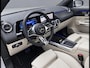 Mercedes-Benz EQA 250+ Luxury Line | Panoramadak | Trekhaak | Beige Interieur | Elektrisch Verstelbare Stoelen + Memory | 360° Camera | Donkergetint Glas Achter | Dodehoekassistent | Apple CarPlay | Android Auto | Stoelverwarming | Sfeerverlichting | Parkeersensoren