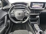 Peugeot 208 GT Pack 1.2 Hybrid 110pk e-DCS6 | ALCANTARA PAKKET | STOELVERW. | DODEHOEKBEW. | NAVI | 360° CAMERA | CRUISE CONTROL | CLIMA | MASSAGESTOEL | DRAADLOOS APPLE CARPLAY / ANDROID AUTO |