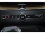 Volvo XC60 T6 Recharge AWD Ultra Dark - Panorama/schuifdak - Luchtvering - IntelliSafe Assist & Surround - 360º Camera - Harman Kardon audio - Adaptieve LED koplampen - Verwarmde voorstoelen, stuur & achterbank - Parkeersensoren voor & achter - Elektr. bedienb. voorstoelen met geheugen - Head up display - Draadloze tel. lader - Extra getint glas - Inklapbare trekhaak - 20' LMV