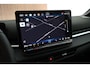 Volkswagen T-Roc 1.5 eTsi 150pk R-Line First Edition Black Style Trekhaak Camera Keyless Stoelverwarming Navigatie Panoramadak