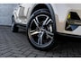 Volvo XC40 2.0 B4 Plus Dark | Trekhaak | Harman Kardon Audio | Achteruitrijcamera | Parkeersensoren | Keyless Entry | Elektrische Achterklep | Elektrisch Verstelbare Voorstoelen | Stoelverwarming | Google Navigatie | Apple Carplay | Android Auto | Lichtmetalen Velgen 18 inch