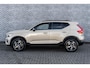 Volvo XC40 2.0 B4 Plus Dark | Trekhaak | Harman Kardon Audio | Achteruitrijcamera | Parkeersensoren | Keyless Entry | Elektrische Achterklep | Elektrisch Verstelbare Voorstoelen | Stoelverwarming | Google Navigatie | Apple Carplay | Android Auto | Lichtmetalen Velgen 18 inch