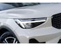 Volvo XC40 2.0 B4 Plus Dark | Trekhaak | Harman Kardon Audio | Achteruitrijcamera | Parkeersensoren | Keyless Entry | Elektrische Achterklep | Elektrisch Verstelbare Voorstoelen | Stoelverwarming | Google Navigatie | Apple Carplay | Android Auto | Lichtmetalen Velgen 18 inch