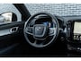 Volvo XC40 2.0 B4 Plus Dark | Trekhaak | Harman Kardon Audio | Achteruitrijcamera | Parkeersensoren | Keyless Entry | Elektrische Achterklep | Elektrisch Verstelbare Voorstoelen | Stoelverwarming | Google Navigatie | Apple Carplay | Android Auto | Lichtmetalen Velgen 18 inch