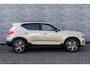 Volvo XC40 2.0 B4 Plus Dark | Trekhaak | Harman Kardon Audio | Achteruitrijcamera | Parkeersensoren | Keyless Entry | Elektrische Achterklep | Elektrisch Verstelbare Voorstoelen | Stoelverwarming | Google Navigatie | Apple Carplay | Android Auto | Lichtmetalen Velgen 18 inch