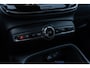 Volvo XC40 2.0 B4 Plus Dark | Trekhaak | Harman Kardon Audio | Achteruitrijcamera | Parkeersensoren | Keyless Entry | Elektrische Achterklep | Elektrisch Verstelbare Voorstoelen | Stoelverwarming | Google Navigatie | Apple Carplay | Android Auto | Lichtmetalen Velgen 18 inch