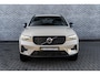 Volvo XC40 2.0 B4 Plus Dark | Trekhaak | Harman Kardon Audio | Achteruitrijcamera | Parkeersensoren | Keyless Entry | Elektrische Achterklep | Elektrisch Verstelbare Voorstoelen | Stoelverwarming | Google Navigatie | Apple Carplay | Android Auto | Lichtmetalen Velgen 18 inch