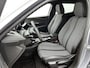 Peugeot e-2008 SUV EV Allure Avantage 54 kWh 156pk | Accu 98% | Lage kilometerstand! | 406km WLTP Actieradius | Navigatie | 360° Camera | Climate Control | Adaptieve Cruise Control | Parkeersensoren v+a | Dodehoeksensor | Keyless | Draadloze Apple Carplay / Android Auto + telefoonlader | Digitaal instrumentenpaneel | Armsteun | Elektrisch inklapbare spiegels | DAB+ radio | Led koplampen | Donker getint glas | 17" lichtmetalen velgen |