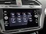 Volkswagen Tiguan 1.5 TSI Comfortline Business 130 PK | R-Line exterieur | Panoramadak | Navigatie | Climate Control | Parkeersensoren | Apple Carplay | Android Auto | 19"Lichtmetalen velgen |