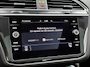 Volkswagen Tiguan 1.5 TSI Comfortline Business 130 PK | R-Line exterieur | Panoramadak | Navigatie | Climate Control | Parkeersensoren | Apple Carplay | Android Auto | 19"Lichtmetalen velgen |