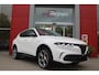 Alfa Romeo Tonale 1.3T 280PK PHEV VELOCE | PANORAMISCH SCHUIF/KANTEL DAK | PREMIUM PACK: LEDEREN BEKLEDING/GEVENTILEERDE VOORSTOELEN/4-VOUDIG ELEKTRISCH VERSTELBARE LENDESTEUN VOORSTOELEN/HOOGGLANS ZWARTE RAAMOMLIJSTING/AMBIENT LIGHTING | TECHNOLOGY PACK: PARKEERWAARSCHUWING VOOR EN ACHTER/ACHTERUITRIJ CAMERA/AUTONOMOUS DRIVING LEVEL 2: ADAPTIVE CRUISE CONTROL/LANE CENTERING ASSIST/TRAFFIC JAM ASSIST/AUTOMATISCH DIMMENDE BUITENSPIEGELS | WINTERPACK: STOELVERWARMING VOOR/STUURVERWARMING/VERWARMBARE RUITENSPROEIERS | HARMAN KARDON SOUND SYSTEM | 20" LICHTMETALEN VELGEN "GRAPHITE GREY" | DRAADLOZE TELEFOONLADER | NAVIGATIE | DRAADLOZE APPLE CARPLAY/ANDROID AUTO | FULL LED MATRIX KOPLAMPEN |