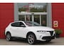 Alfa Romeo Tonale 1.3T 280PK PHEV VELOCE | PANORAMISCH SCHUIF/KANTEL DAK | PREMIUM PACK: LEDEREN BEKLEDING/GEVENTILEERDE VOORSTOELEN/4-VOUDIG ELEKTRISCH VERSTELBARE LENDESTEUN VOORSTOELEN/HOOGGLANS ZWARTE RAAMOMLIJSTING/AMBIENT LIGHTING | TECHNOLOGY PACK: PARKEERWAARSCHUWING VOOR EN ACHTER/ACHTERUITRIJ CAMERA/AUTONOMOUS DRIVING LEVEL 2: ADAPTIVE CRUISE CONTROL/LANE CENTERING ASSIST/TRAFFIC JAM ASSIST/AUTOMATISCH DIMMENDE BUITENSPIEGELS | WINTERPACK: STOELVERWARMING VOOR/STUURVERWARMING/VERWARMBARE RUITENSPROEIERS | HARMAN KARDON SOUND SYSTEM | 20" LICHTMETALEN VELGEN "GRAPHITE GREY" | DRAADLOZE TELEFOONLADER | NAVIGATIE | DRAADLOZE APPLE CARPLAY/ANDROID AUTO | FULL LED MATRIX KOPLAMPEN |