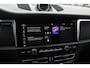 Porsche Macan 2.0 / Trekhaak / Panoramadak / Camera / Adaptieve Stoelen / Luchtvering / 21'' / Bose / Sportchrono / CarPlay / Dodehoek / DAB / ACC