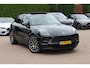 Porsche Macan 2.0 / Trekhaak / Panoramadak / Camera / Adaptieve Stoelen / Luchtvering / 21'' / Bose / Sportchrono / CarPlay / Dodehoek / DAB / ACC