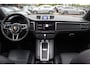 Porsche Macan 2.0 / Trekhaak / Panoramadak / Camera / Adaptieve Stoelen / Luchtvering / 21'' / Bose / Sportchrono / CarPlay / Dodehoek / DAB / ACC