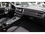 Porsche Macan 2.0 / Trekhaak / Panoramadak / Camera / Adaptieve Stoelen / Luchtvering / 21'' / Bose / Sportchrono / CarPlay / Dodehoek / DAB / ACC