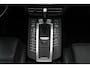 Porsche Macan 2.0 / Trekhaak / Panoramadak / Camera / Adaptieve Stoelen / Luchtvering / 21'' / Bose / Sportchrono / CarPlay / Dodehoek / DAB / ACC