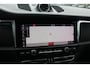 Porsche Macan 2.0 / Trekhaak / Panoramadak / Camera / Adaptieve Stoelen / Luchtvering / 21'' / Bose / Sportchrono / CarPlay / Dodehoek / DAB / ACC