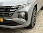 Hyundai Tucson 1.6 T-GDI PHEV 265pk N Line Sky 4WD | Panoramadak | 360 camera | Adaptieve cruise & lane assist | Leder/suede bekleding | Stoelverwarming&ventilatie | Stuurverwarming | Memory | Elektrische achterklep | Apple CarPlay | Navigatie | Full-LED | DAB | Keyless | 19 inch velgen | Volledig onderhouden