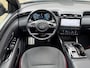 Hyundai Tucson 1.6 T-GDI PHEV 265pk N Line Sky 4WD | Panoramadak | 360 camera | Adaptieve cruise & lane assist | Leder/suede bekleding | Stoelverwarming&ventilatie | Stuurverwarming | Memory | Elektrische achterklep | Apple CarPlay | Navigatie | Full-LED | DAB | Keyless | 19 inch velgen | Volledig onderhouden