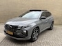 Hyundai Tucson 1.6 T-GDI PHEV 265pk N Line Sky 4WD | Panoramadak | 360 camera | Adaptieve cruise & lane assist | Leder/suede bekleding | Stoelverwarming&ventilatie | Stuurverwarming | Memory | Elektrische achterklep | Apple CarPlay | Navigatie | Full-LED | DAB | Keyless | 19 inch velgen | Volledig onderhouden