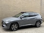 Hyundai Tucson 1.6 T-GDI PHEV 265pk N Line Sky 4WD | Panoramadak | 360 camera | Adaptieve cruise & lane assist | Leder/suede bekleding | Stoelverwarming&ventilatie | Stuurverwarming | Memory | Elektrische achterklep | Apple CarPlay | Navigatie | Full-LED | DAB | Keyless | 19 inch velgen | Volledig onderhouden