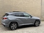 Hyundai Tucson 1.6 T-GDI PHEV 265pk N Line Sky 4WD | Panoramadak | 360 camera | Adaptieve cruise & lane assist | Leder/suede bekleding | Stoelverwarming&ventilatie | Stuurverwarming | Memory | Elektrische achterklep | Apple CarPlay | Navigatie | Full-LED | DAB | Keyless | 19 inch velgen | Volledig onderhouden