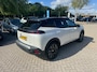 Peugeot e-2008 EV GT 50 kWh Alcantara/Leer | 18" Lichtmetaal | Stoelverwarming | LED | Adpatieve Cruise | Climate | Camera | Achteruitrijcamera | Afwijkende dakkleur | Airco (automatisch)