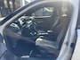 Peugeot e-2008 EV GT 50 kWh Alcantara/Leer | 18" Lichtmetaal | Stoelverwarming | LED | Adpatieve Cruise | Climate | Camera | Achteruitrijcamera | Afwijkende dakkleur | Airco (automatisch)