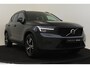 Volvo XC40 B4 (M-HYBRID) PLUS DARK -PANO.DAK|HARMAN/KARDON|CAMERA|POWER-SEATS|VERW.VOORRUIT|PRIVACY.GLAS|TREKHAAK|18"