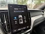 Volvo XC60 2.0 T8 Plug-in hybrid AWD Plus Black Edition VAN 58.900:,- VOOR:54.877,- UW HERFSTVOORDEEL: 4.023,-| UNIEK!| VAPOUR GREY| ELEKTRISCHE TREKHAAK| PANO| HK AUDIO| MEMORY STOELEN| HUD| 360 CAMERA| VOL OPTIES!|