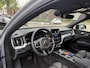 Volvo XC60 2.0 T8 Plug-in hybrid AWD Plus Black Edition VAN 58.900:,- VOOR:54.877,- UW HERFSTVOORDEEL: 4.023,-| UNIEK!| VAPOUR GREY| ELEKTRISCHE TREKHAAK| PANO| HK AUDIO| MEMORY STOELEN| HUD| 360 CAMERA| VOL OPTIES!|