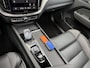 Volvo XC60 2.0 T8 Plug-in hybrid AWD Plus Black Edition VAN 58.900:,- VOOR:54.877,- UW HERFSTVOORDEEL: 4.023,-| UNIEK!| VAPOUR GREY| ELEKTRISCHE TREKHAAK| PANO| HK AUDIO| MEMORY STOELEN| HUD| 360 CAMERA| VOL OPTIES!|