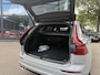 Volvo XC60 2.0 T8 Plug-in hybrid AWD Plus Black Edition VAN 58.900:,- VOOR:54.877,- UW HERFSTVOORDEEL: 4.023,-| UNIEK!| VAPOUR GREY| ELEKTRISCHE TREKHAAK| PANO| HK AUDIO| MEMORY STOELEN| HUD| 360 CAMERA| VOL OPTIES!|