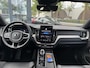 Volvo XC60 2.0 T8 Plug-in hybrid AWD Plus Black Edition VAN 58.900:,- VOOR:54.877,- UW HERFSTVOORDEEL: 4.023,-| UNIEK!| VAPOUR GREY| ELEKTRISCHE TREKHAAK| PANO| HK AUDIO| MEMORY STOELEN| HUD| 360 CAMERA| VOL OPTIES!|