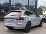 Volvo XC60 2.0 T8 Plug-in hybrid AWD Plus Black Edition VAN 58.900:,- VOOR:54.877,- UW HERFSTVOORDEEL: 4.023,-| UNIEK!| VAPOUR GREY| ELEKTRISCHE TREKHAAK| PANO| HK AUDIO| MEMORY STOELEN| HUD| 360 CAMERA| VOL OPTIES!|