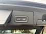 Volvo XC60 2.0 T8 Plug-in hybrid AWD Plus Black Edition VAN 58.900:,- VOOR:54.877,- UW HERFSTVOORDEEL: 4.023,-| UNIEK!| VAPOUR GREY| ELEKTRISCHE TREKHAAK| PANO| HK AUDIO| MEMORY STOELEN| HUD| 360 CAMERA| VOL OPTIES!|