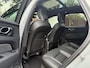 Volvo XC60 2.0 T8 Plug-in hybrid AWD Plus Black Edition VAN 58.900:,- VOOR:54.877,- UW HERFSTVOORDEEL: 4.023,-| UNIEK!| VAPOUR GREY| ELEKTRISCHE TREKHAAK| PANO| HK AUDIO| MEMORY STOELEN| HUD| 360 CAMERA| VOL OPTIES!|