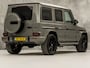 Mercedes-Benz G-klasse 63 AMG 585Pk (SCHUIFDAK, CARBON PACK, ALCANTARA HEMEL, APPLE CARPLAY, BURMESTER, MASSAGE, STOELKOELING/VERWARMING, ADAPTIVE CRUISE, 360 CAMERA, SFEERVERLICHTING, TREKHAAK, NIEUWSTAAT)