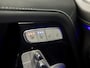 Mercedes-Benz G-klasse 63 AMG 585Pk (SCHUIFDAK, CARBON PACK, ALCANTARA HEMEL, APPLE CARPLAY, BURMESTER, MASSAGE, STOELKOELING/VERWARMING, ADAPTIVE CRUISE, 360 CAMERA, SFEERVERLICHTING, TREKHAAK, NIEUWSTAAT)