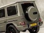 Mercedes-Benz G-klasse 63 AMG 585Pk (SCHUIFDAK, CARBON PACK, ALCANTARA HEMEL, APPLE CARPLAY, BURMESTER, MASSAGE, STOELKOELING/VERWARMING, ADAPTIVE CRUISE, 360 CAMERA, SFEERVERLICHTING, TREKHAAK, NIEUWSTAAT)