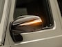 Mercedes-Benz G-klasse 63 AMG 585Pk (SCHUIFDAK, CARBON PACK, ALCANTARA HEMEL, APPLE CARPLAY, BURMESTER, MASSAGE, STOELKOELING/VERWARMING, ADAPTIVE CRUISE, 360 CAMERA, SFEERVERLICHTING, TREKHAAK, NIEUWSTAAT)