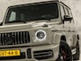 Mercedes-Benz G-klasse 63 AMG 585Pk (SCHUIFDAK, CARBON PACK, ALCANTARA HEMEL, APPLE CARPLAY, BURMESTER, MASSAGE, STOELKOELING/VERWARMING, ADAPTIVE CRUISE, 360 CAMERA, SFEERVERLICHTING, TREKHAAK, NIEUWSTAAT)