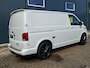 Volkswagen Transporter 2.0 TDI L1H1 150PK * Trekhaak * Navigatiesysteem * 3-Zits * Parkeercamera * 96.000KM! *