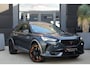 CUPRA Formentor 2.0 TSI 4DRIVE VZ | 394pk | Carplay | Stoelverwarming | Camera | Leder Deze CUPRA Formentor is niet zomaar een sportieve SUV. Met zijn krachtige 2.0 TSI benzinemotor, 394 PK, 4Drive vierwielaandrijving en 7-traps automatische transmissie combineert hij indrukwek