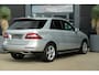 Mercedes-Benz ML-klasse 350 | 306PK | Schuifdak | Leder | Camera | Keyless Een indrukwekkend exemplaar van de Mercedes-Benz M-Klasse 350 met de krachtige 3.5 V6 benzinemotor met 306 pk, gekoppeld aan een comfortabele automatische transmissie. Een echte SUV voor wie