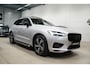 Volvo XC60 2.0 Recharge T8 AWD R-Design 390PK * Pano - Trekhaak - B&W - Head Up - 360° Cam - Luchtvering *