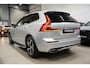 Volvo XC60 2.0 Recharge T8 AWD R-Design 390PK * Pano - Trekhaak - B&W - Head Up - 360° Cam - Luchtvering *