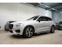 Volvo XC60 2.0 Recharge T8 AWD R-Design 390PK * Pano - Trekhaak - B&W - Head Up - 360° Cam - Luchtvering *